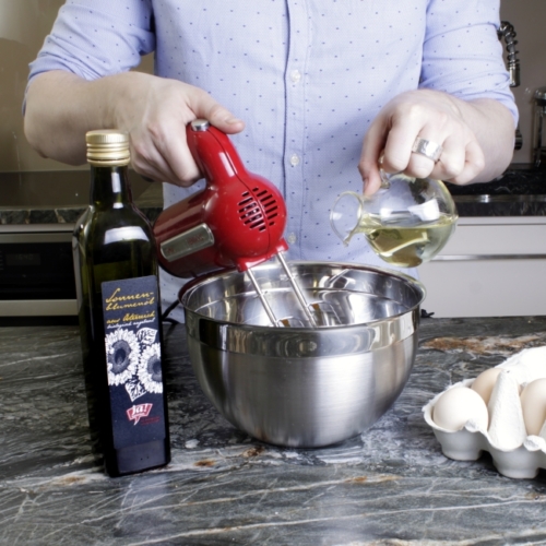 Die Zutaten für Mayonnaise und Ja! Natürlich Bio-Sonnenblumenöl werden in einer Schüssel zusammengerührt.