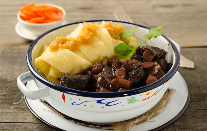 Boeuf bourguignon mit Bandnudeln und Karotten