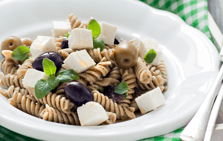 Dinkel-Vollkorn-Spiralen mit Feta, Pesto und Oliven