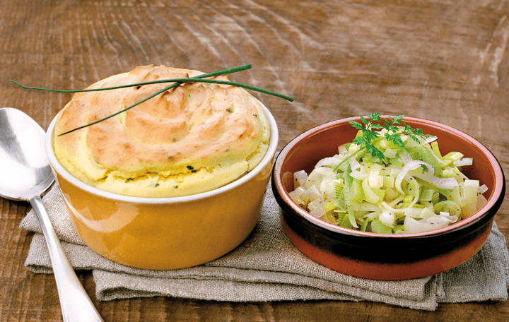 Erdäpfel-Sauerrahm-Auflauf mit Lauchgemüse