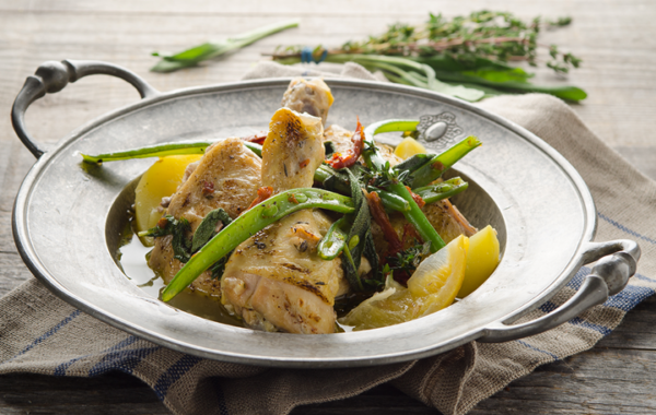 Bio-Hühnerkeule in Heublumenmilch und Zitrone geschmort mit grünen Fisolen