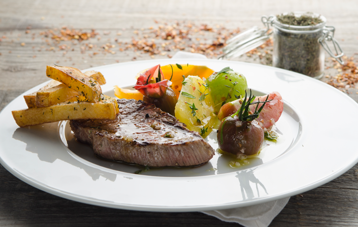 Confierte Paradeiser-Raritäten mit gegrilltem Hüfsteak und Erdäpfeln