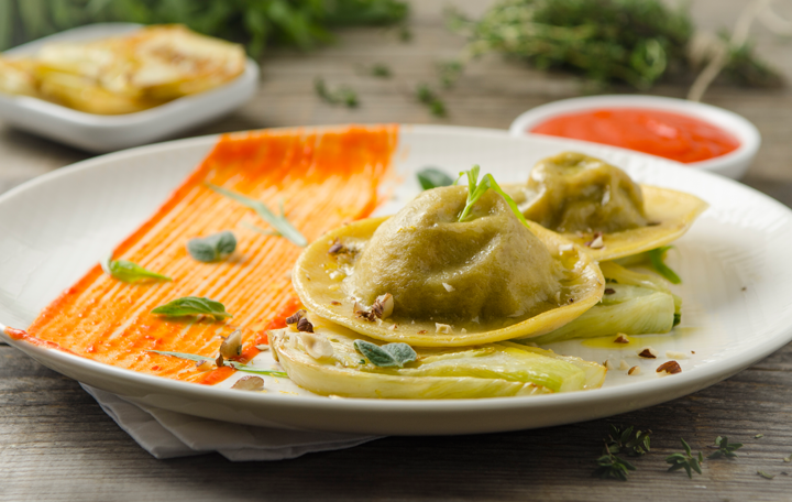 Beinfleischravioli mit Paprikacreme und Fenchel