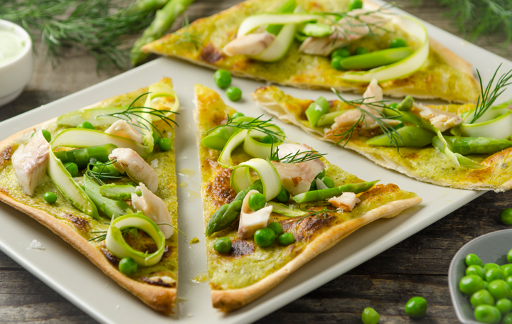 Flammkuchen mit Spargel, Erbsen und geräuchertem Saibling