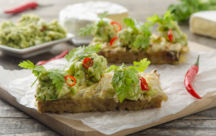 Überbackenes Bauernbrot mit Avocado-Ei-Dip