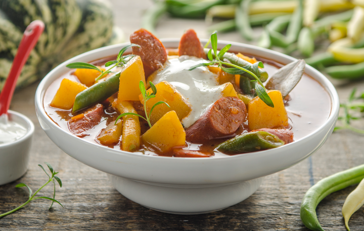 Kürbis-Gulasch mit Würsteln