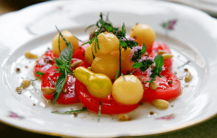 Marinierte Paradeiser mit Melone und Minze