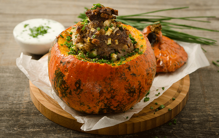 Gefüllter Bio-Kürbis mit Schnittlauchsauce