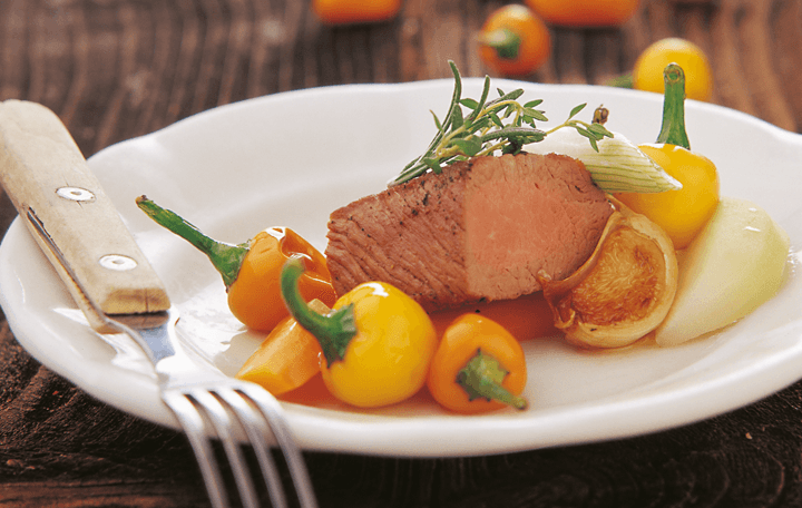 Lammrückenfilet gebraten mit glaciertem Gemüse und Paprika