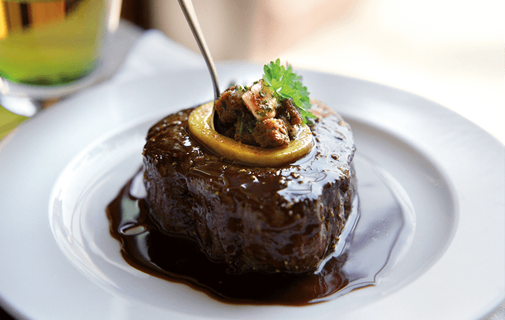 Rinderfilet mit gefülltem Markknochen