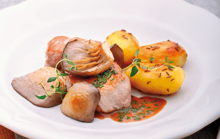 Gebratene Edelausternpilze mit Schweinsmedaillons und Kümmelerdäpfel