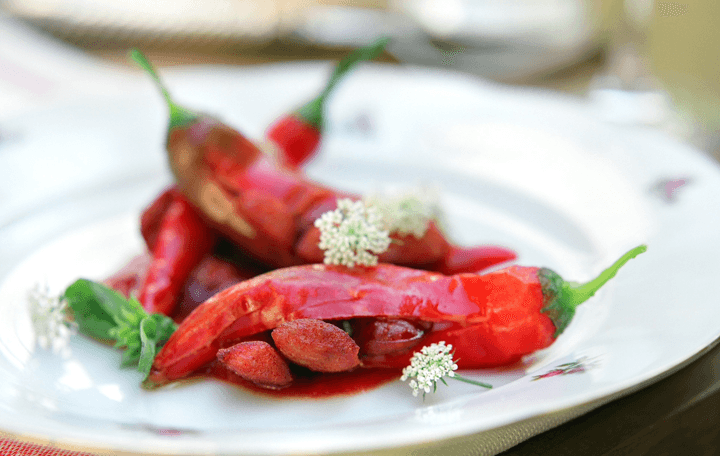Pfefferoni mit Frankfurter gefüllt auf Chilisugo