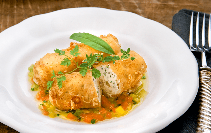 Käseröllchen mit Paprikavinaigrette