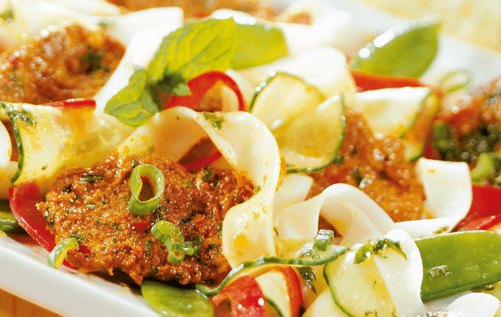 Warmer Lammsalat mit Minzedressing und Bandnudeln