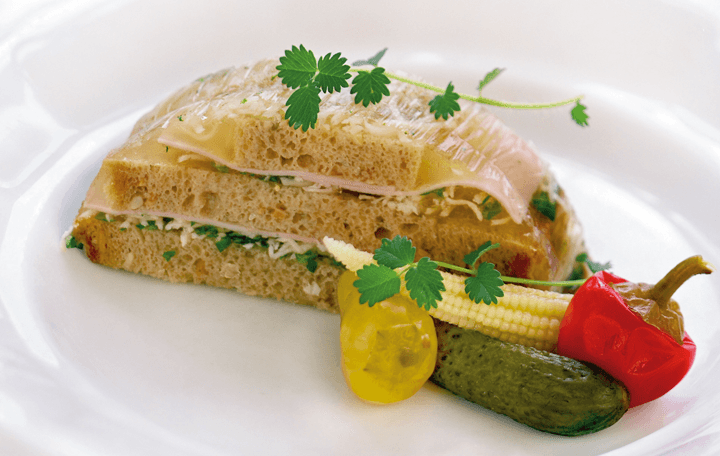 Brotsulz mit Schinken und Essiggemüse