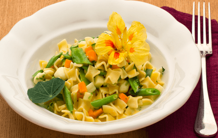 Gemüsefleckerl mit Mozarella und Kapuzinerkresse