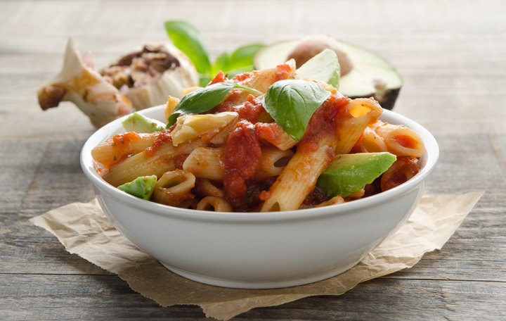 Nudeln mit Paradeisersauce, Avocado und Basilikum