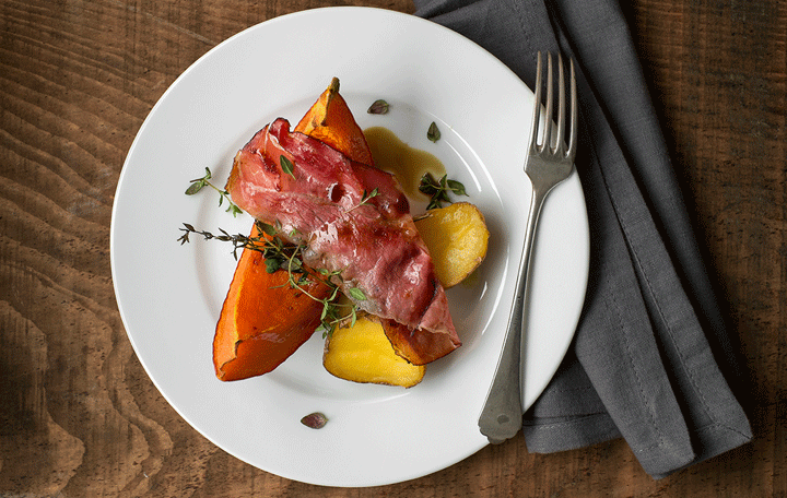 Kürbisbratl mit Speck und gebratenen Erdäpfeln