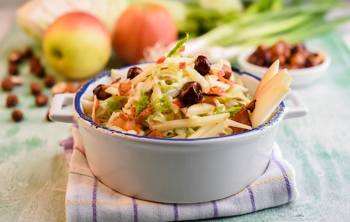 Apfel-Speck-Coleslaw mit karamellisierten Haselnüssen