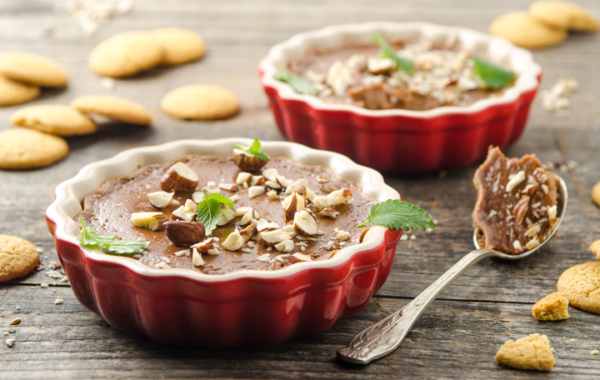 Mini-Nougatcreme-Cheesecakes mit rauchigen Haselnüssen