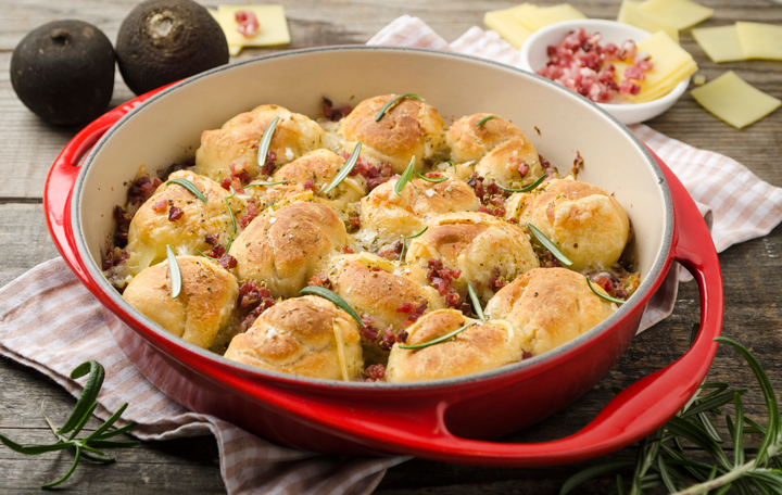 Pull-Apart-Brot mit Speck, Bergkäse und Rettich