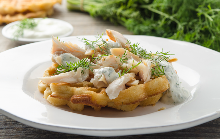 Waffeln mit geräuchertem Seesaibling und Sauerrahm-Dill-Dip