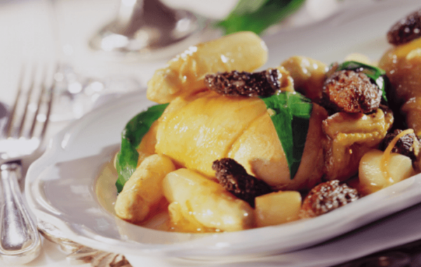 Spargelhuhn mit Bärlauch im Topf geschmort und Frühlingsmorcheln