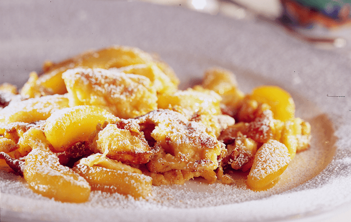 Kaiserschmarrn mit glasierten Äpfeln