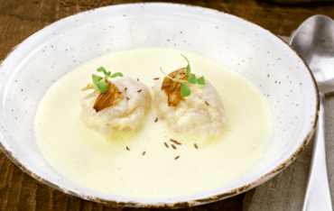 Käse-Zwiebelsuppe mit Kümmelnockerl