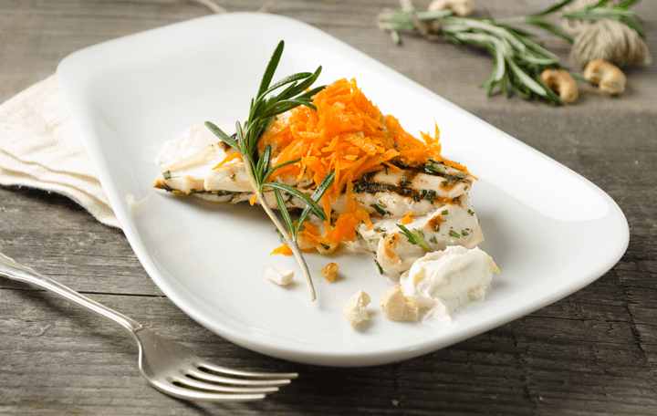 Cashew-Karottensalat mit gegrilltem Rosmarin-Hendl