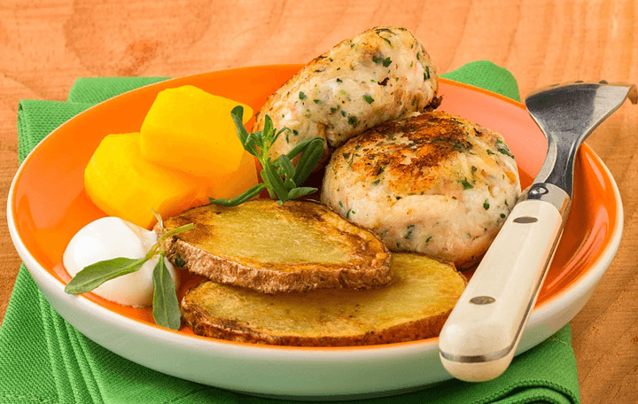 Saiblingslaibchen mit gebratenen Erdäpfelscheiben und süß-saurem Kürbis