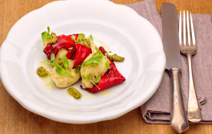 Sauerampfernockerl mit gegrilltem Paprika und Pesto