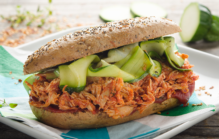 Gezupftes Wiesen-Hendl im Wachauer mit BBQ-Sauce und roh marinierten Zucchini