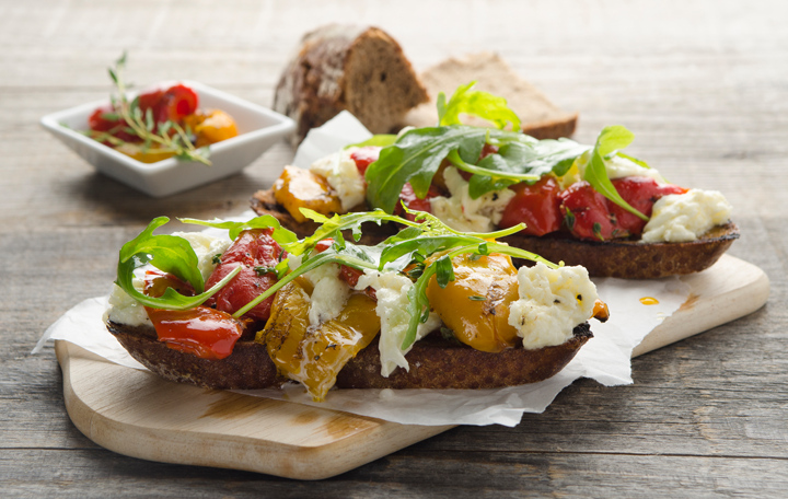 Eingelegte Paprika-Raritäten auf gegrilltem Schwarzbrot mit Mozzarella