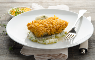 Karpfen in Kornflakes-Kruste auf schwarzem Rettich-Kresse Püree und Nussbutter