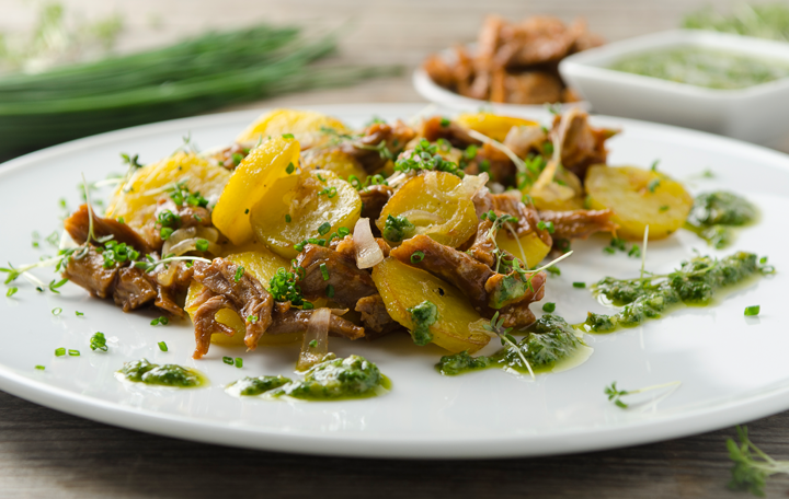 Pulled Pork vom Strohschwein mit Erdäpfel und Salsa Verde