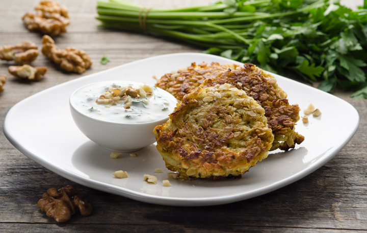 Kohlrabi-Haferflocken Laibchen mit Walnuss-Joghurt