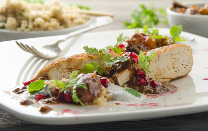 Hühner-Tajine mit Granatapfel, Minz-Joghurt und Rauchmandel-Couscous