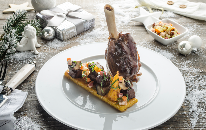 Geschmorte Lammstelze mit Gemüse und knuspriger Polenta