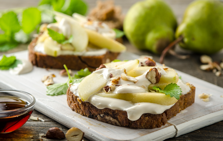 Crostini mit Birne und Haselnuss