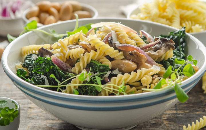 Spirelli mit Schwarzkohl, weißen Bohnen und Austernpilzen