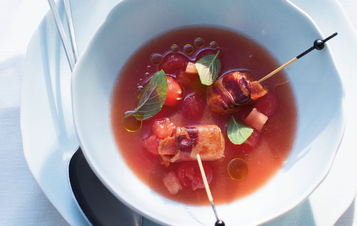 Geeiste Melonen-Paradeiser-Suppe mit Schafkäse in knusprigem Speck