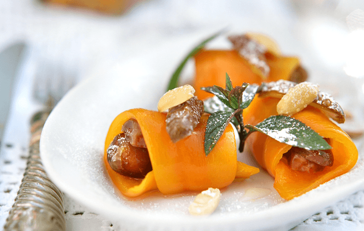 Paprika-Dattelröllchen mit Erdnüssen und Honig