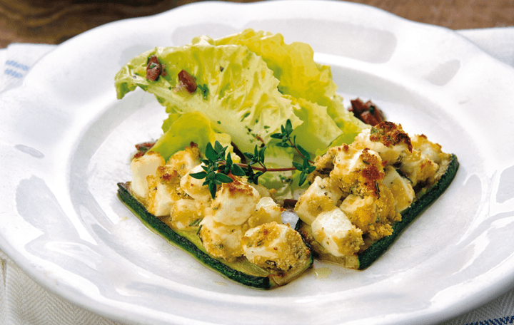 Zucchini in der Fetakruste mit Oliven-Kopfsalat