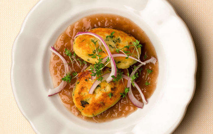 Erdäpfelnockerl mit Rote-Zwiebel-Sauce