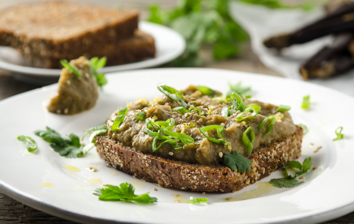 Melanzanicreme auf knusprigem Dinkel-Buchweizenbrot
