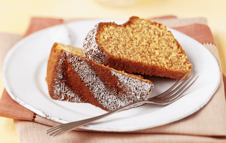 Ein Teller mit zwei Stück Karottenkuchen.