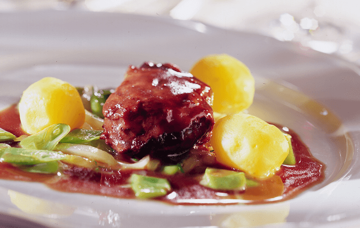 Kalbsbackerl mit Zwiebel-Bohnen-Ragout und Dampferdäpfel