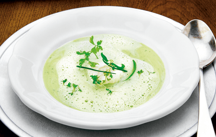 Kräuterschaumsüppchen mit frischen Kräutern