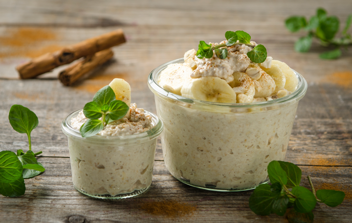 Nuss-Proats mit Hafer-Drink und Bananen